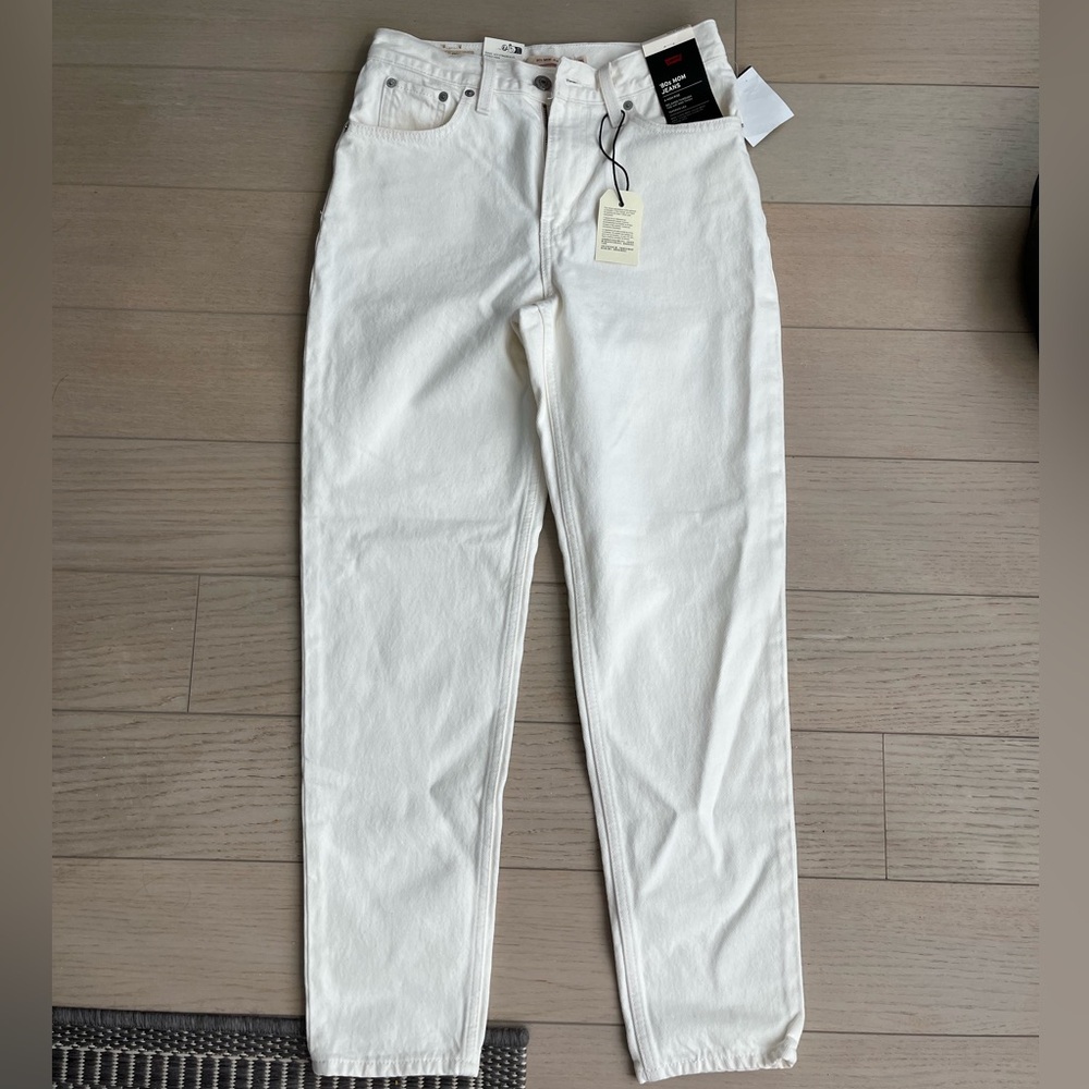 NWT Cream Levi's Mom Jeans | Size 25 x 28
